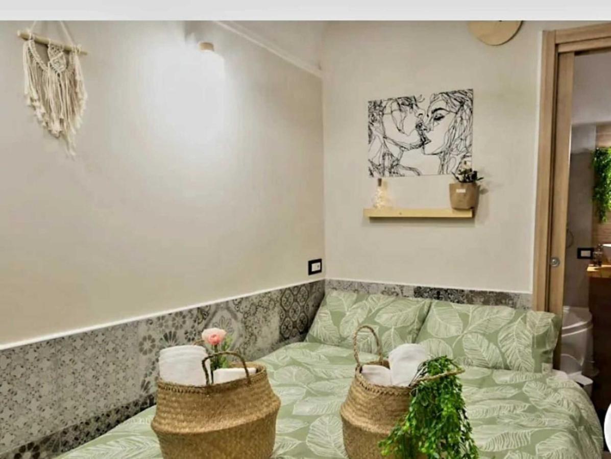 Casina Via Foria Bed & Breakfast เนเปิลส์ ภายนอก รูปภาพ