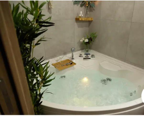 Casina Via Foria Bed & Breakfast เนเปิลส์ ภายนอก รูปภาพ
