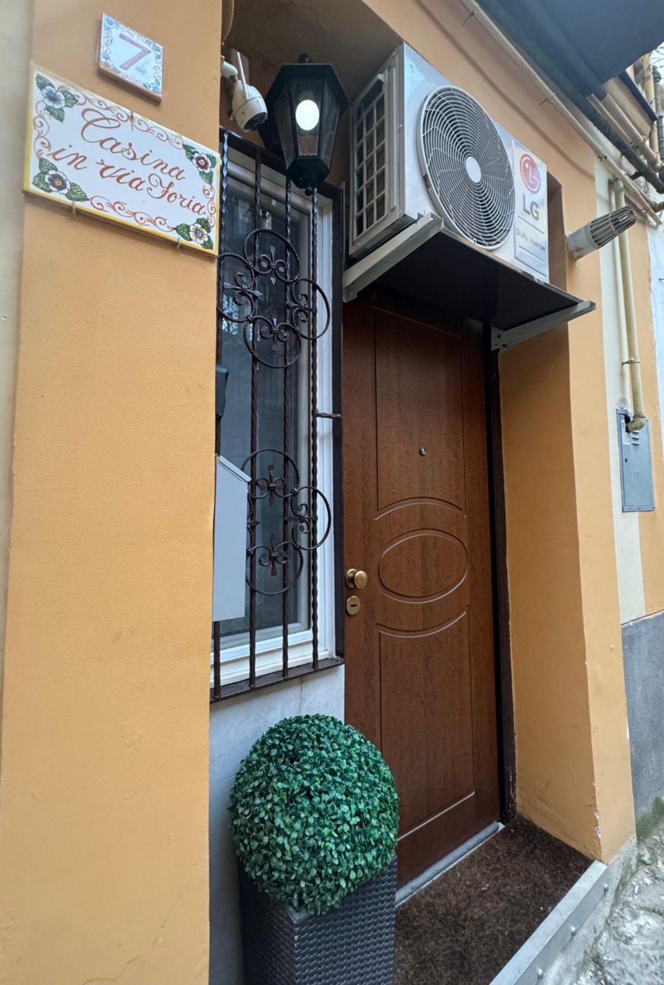 Casina Via Foria Bed & Breakfast เนเปิลส์ ภายนอก รูปภาพ